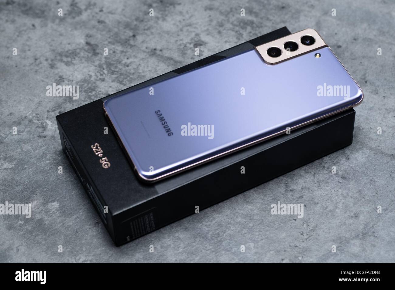 Samsung s21 ultra hi-res stock photography and images - Alamy