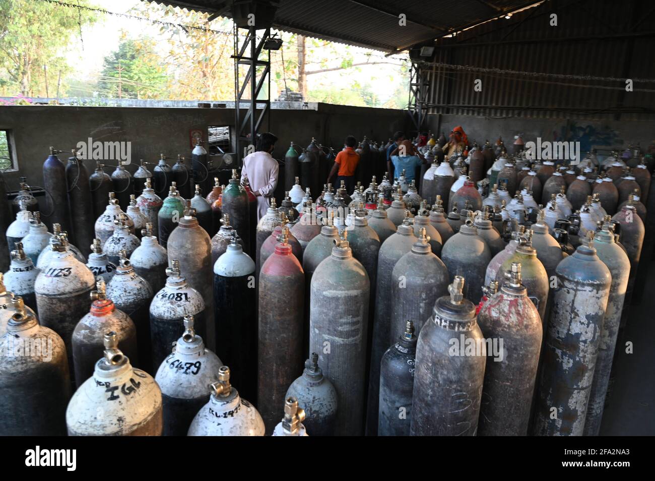 Empty oxygen cylinders hi-res stock photography and images - Alamy