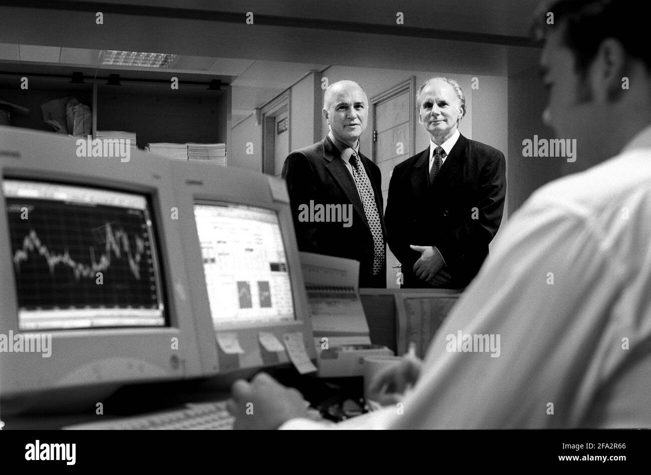 GRAHAM AND GEOFFREY CHAMBERLIN FEBRUARY 2000 (L R) CHAIRMEN AND CHIEF EXEC'S OF DURLACHER AT THE ANNOUNCEMENT OF THE UNAUDITED 6 MONTHLY RESULTS Stock Photo