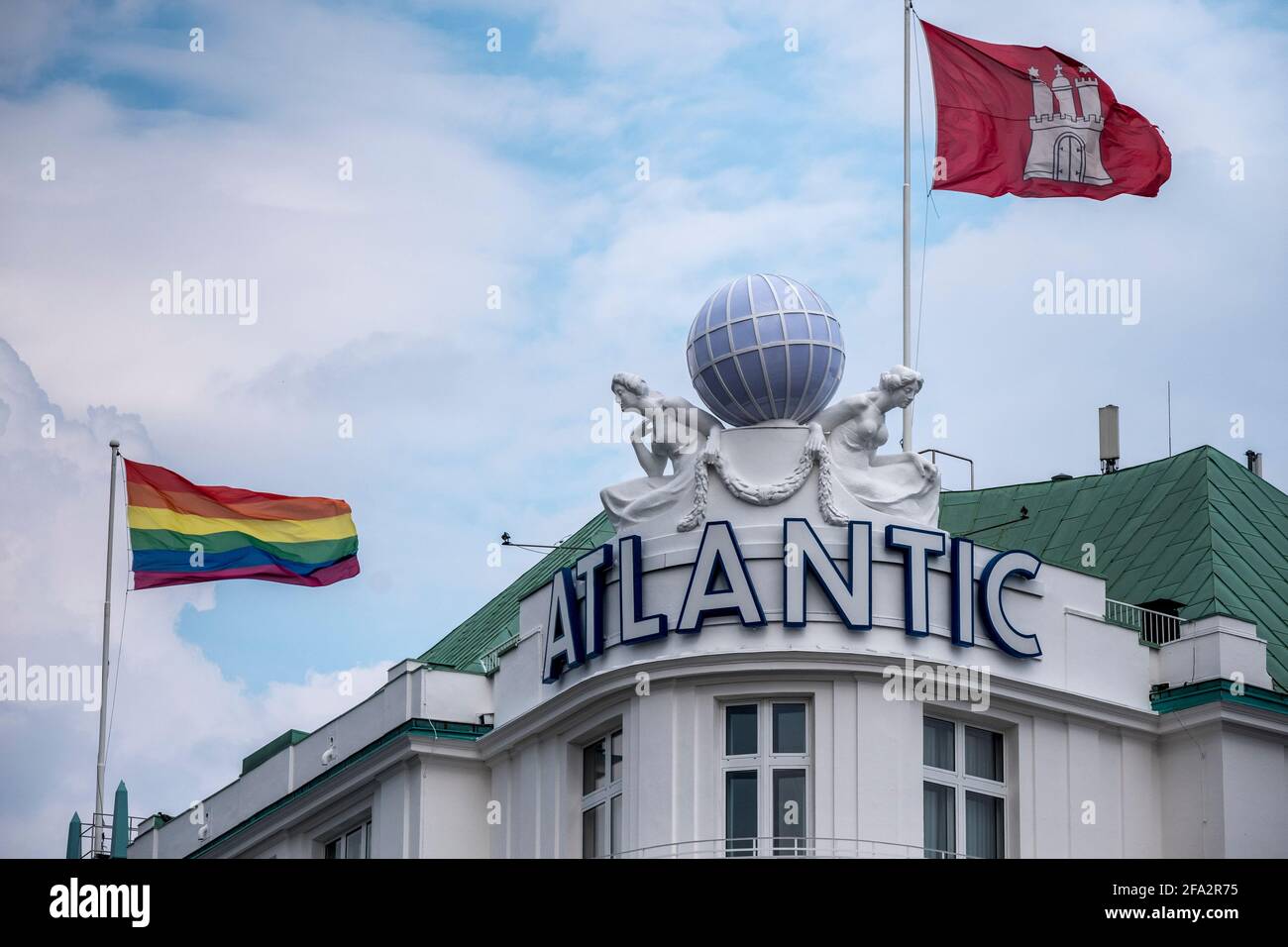ATLANTIC-Hotel mit Regenbogenflagge und Hamburg-Fahne. Stock Photo