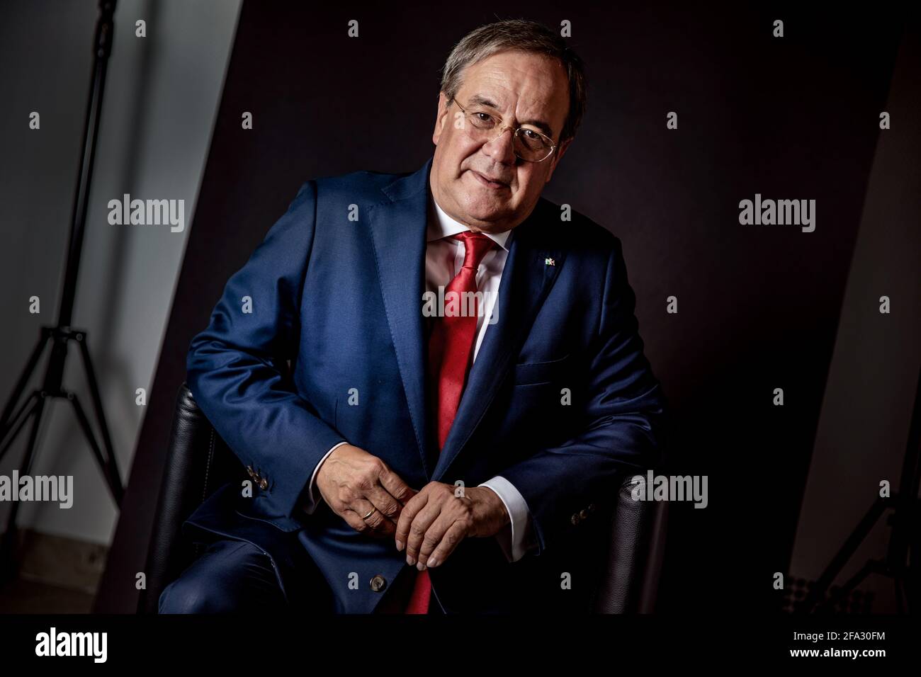 Ministerpräsident des Landes Nordrhein-Westfalen, Armin Laschet, fotografiert in Düsseldorf. Hintergrund schwarz. Stock Photo