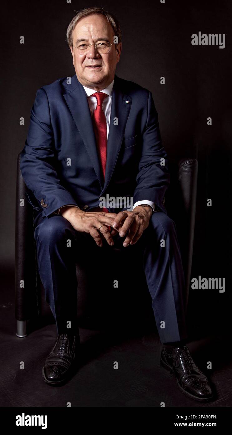 Ministerpräsident des Landes Nordrhein-Westfalen, Armin Laschet, fotografiert in Düsseldorf. Hintergrund schwarz. Stock Photo