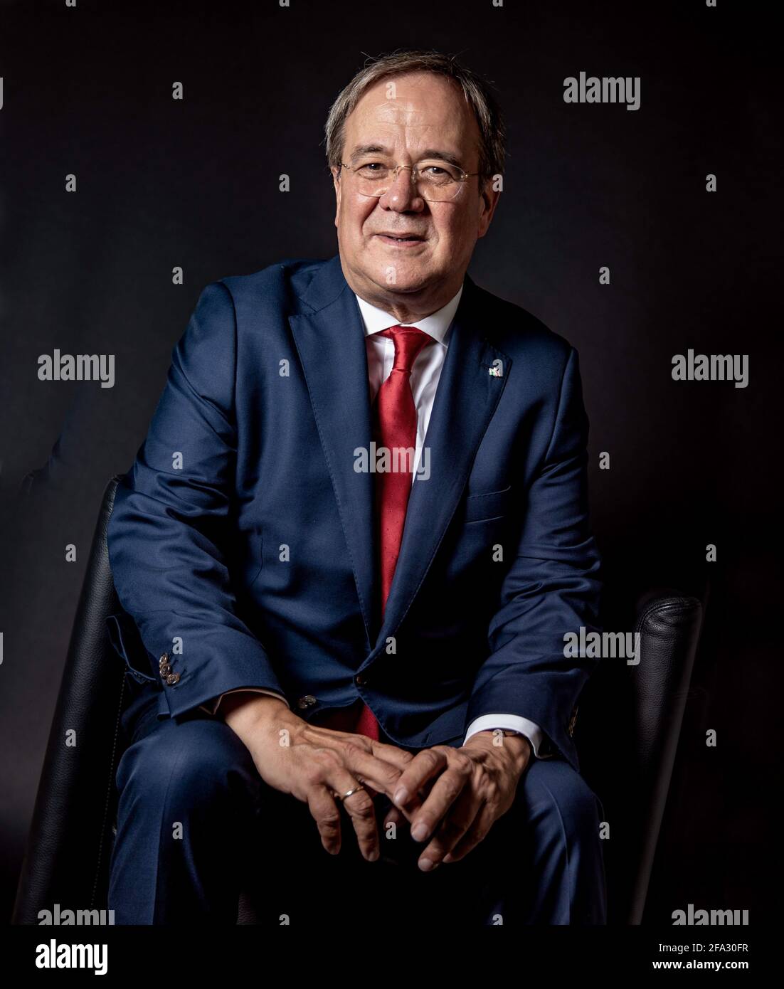 Ministerpräsident des Landes Nordrhein-Westfalen, Armin Laschet, fotografiert in Düsseldorf. Hintergrund schwarz. Stock Photo