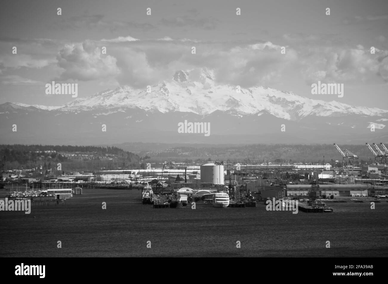 A view of the docks as the Port of Tacoma and Mount Rainier Stock Photo ...