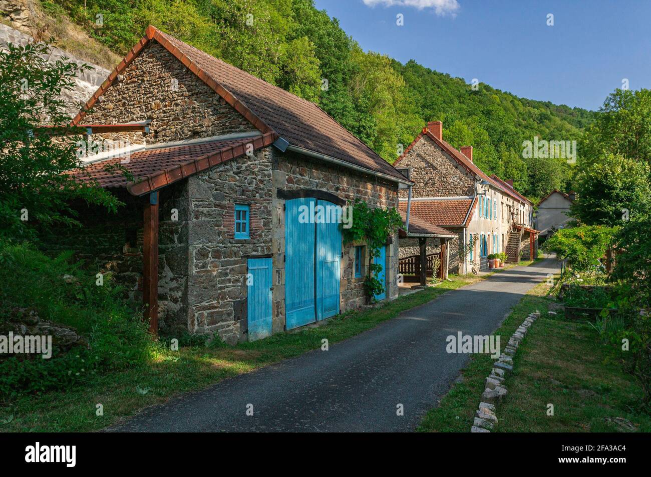 Houses and farms along the Sioule river in the auvergne-rhône-alpes region. Puy-de-Dôme department, Auvergne-Rhône-Alpes region, France, Europe Stock Photo