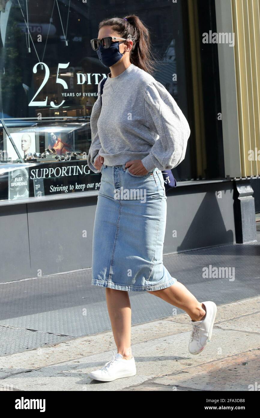 New York - NY - 20200819 Katie Holmes wears a protective facemask while