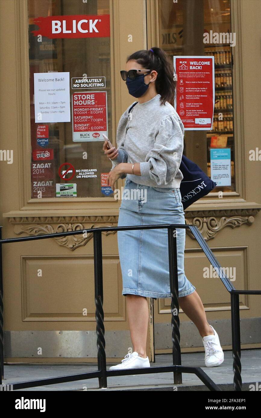 New York - NY - 20200819 Katie Holmes wears a protective facemask while