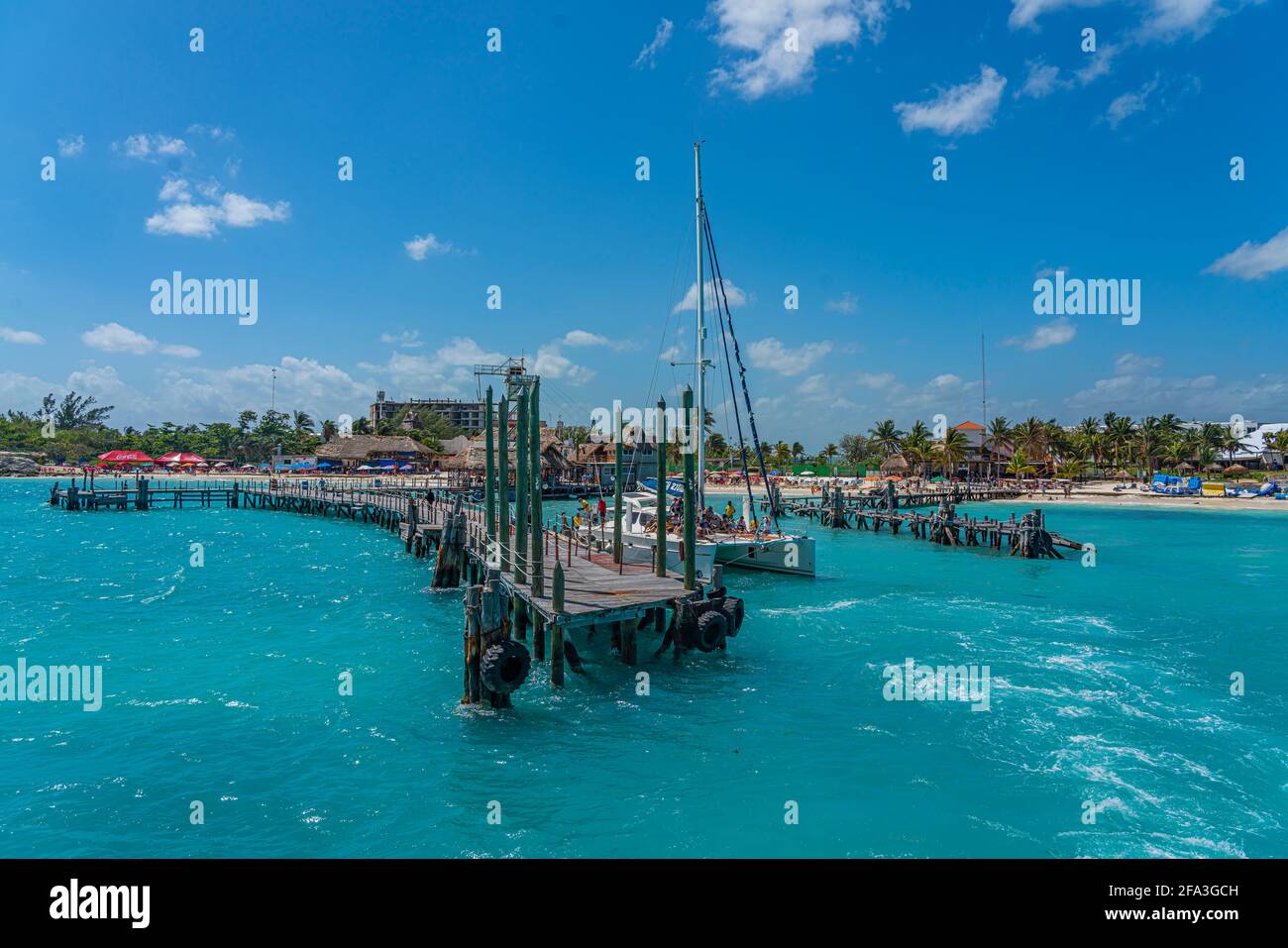CANCUN, MEXIICO - MARCH 10.2021: View of the pier with turquoise Ocean waters of turtle beach- playa tortugas - at Cancun hotel zone Stock Photo