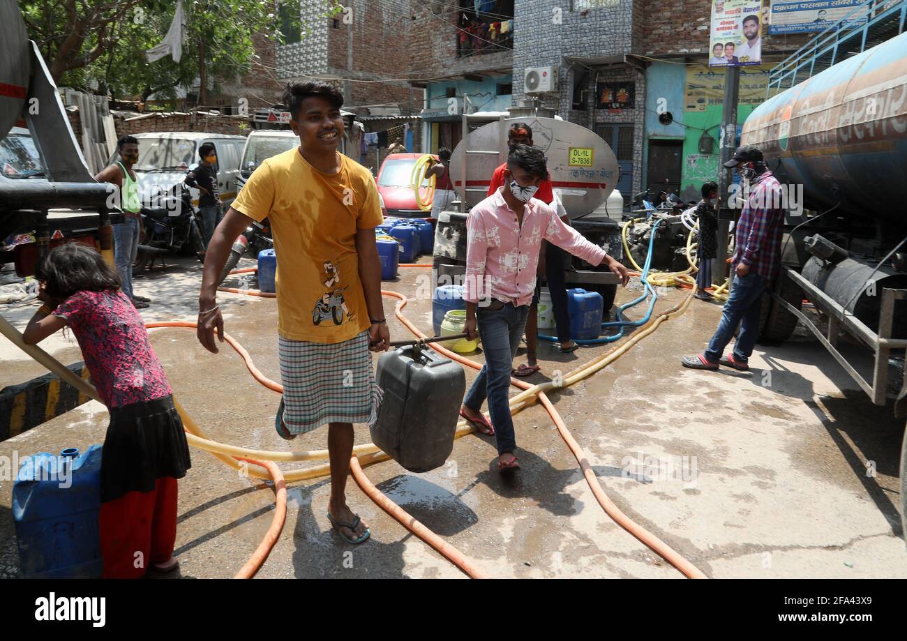 New Delhi, India. 22nd Apr, 2021. People carry a jerrycan of drinking water during the weekend lockdown. The country is facing the second wave of coronavirus. India has registered 314,835 new Covid-19 cases, highest ever in a single day count and 2,104 death and 178,841 recoveries in the last 24 hours as per the update by the Indian Health Ministry. (Photo by Naveen Sharma/SOPA Images/Sipa USA) Credit: Sipa USA/Alamy Live News Stock Photo