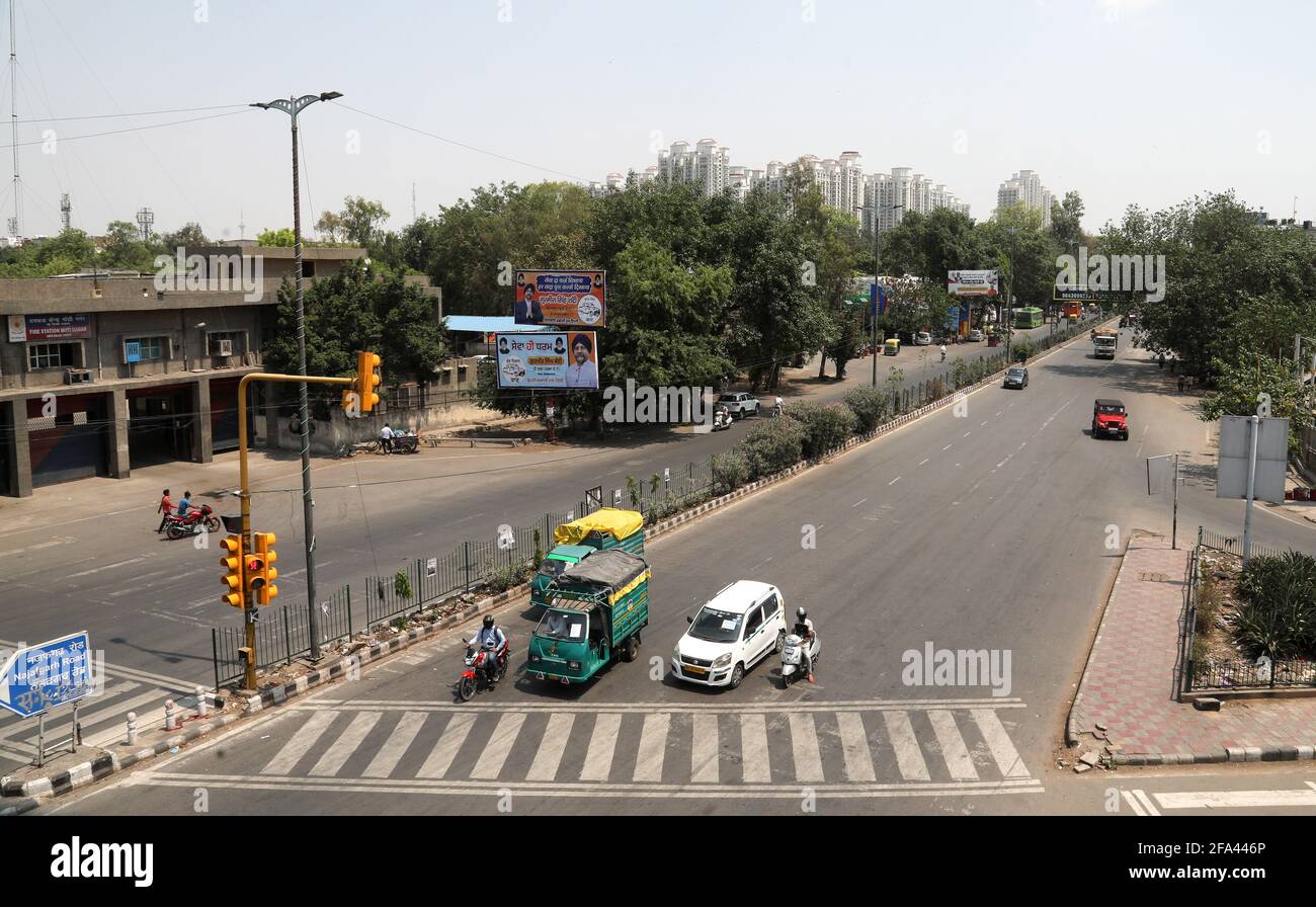 New Delhi, India. 22nd Apr, 2021. A view of a semi deserted road during the weekend lockdown. The country is facing the second wave of coronavirus. India has registered 314,835 new Covid-19 cases, highest ever in a single day count and 2,104 death and 178,841 recoveries in the last 24 hours as per the update by the Indian Health Ministry. (Photo by Naveen Sharma/SOPA Images/Sipa USA) Credit: Sipa USA/Alamy Live News Stock Photo