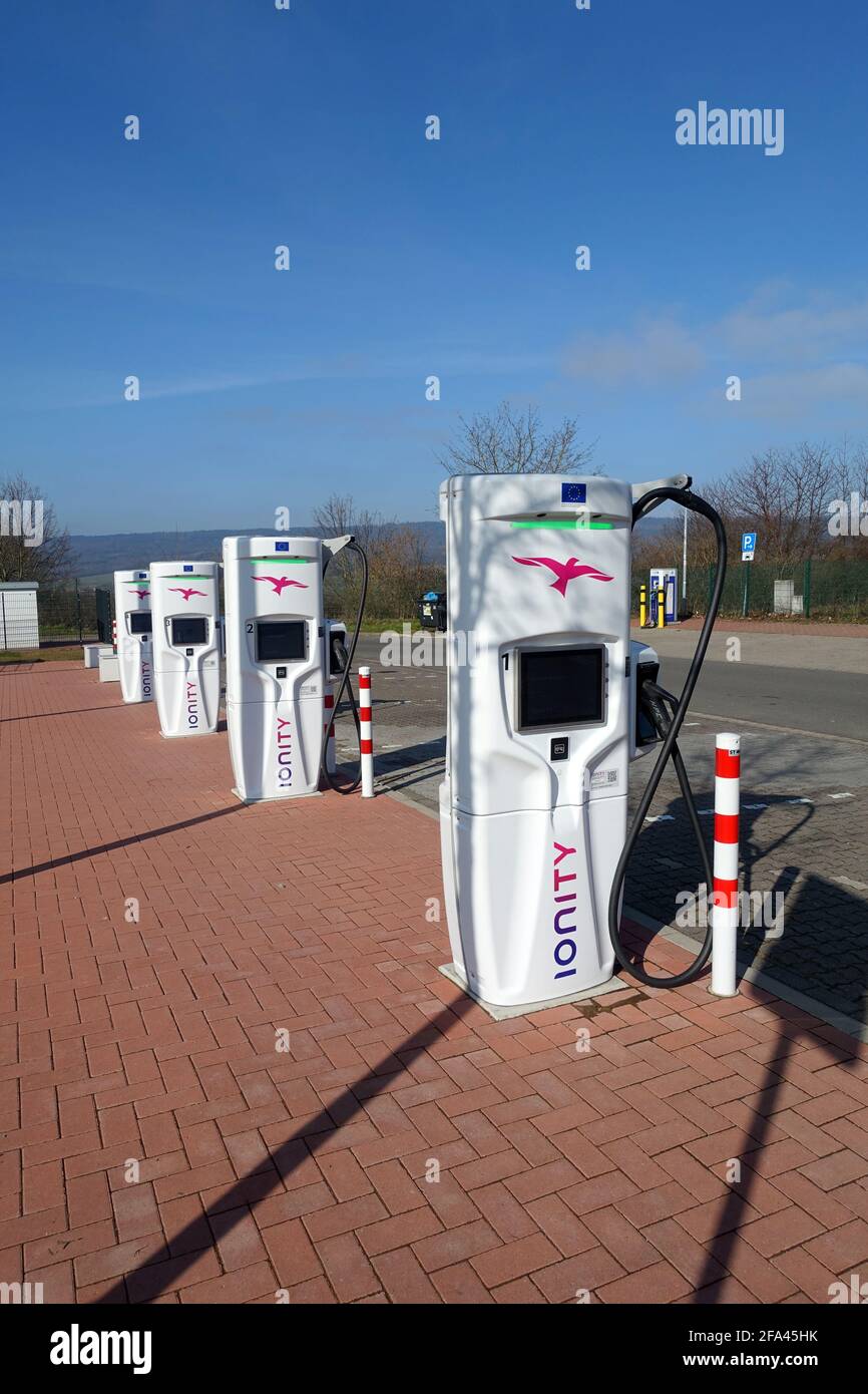 Ionity-Ladestation für Elektroautos auf dem Autobahnrastplatz Auetal, Niedersachsen, Deutschland Stock Photo