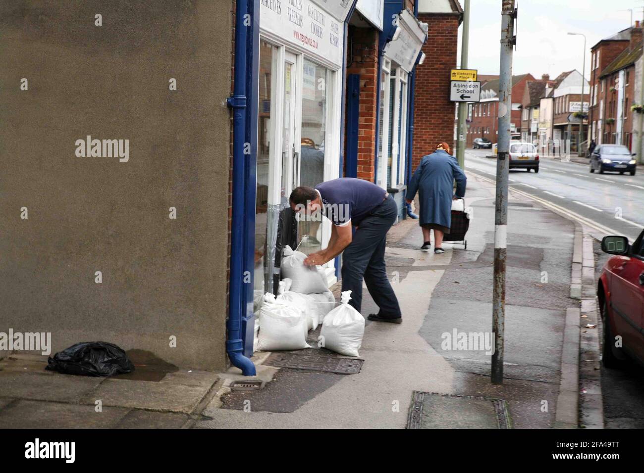 Abingdon..... Rising water in the Thames... Residents sandbag their busineses.  pic David Sandison Stock Photo
