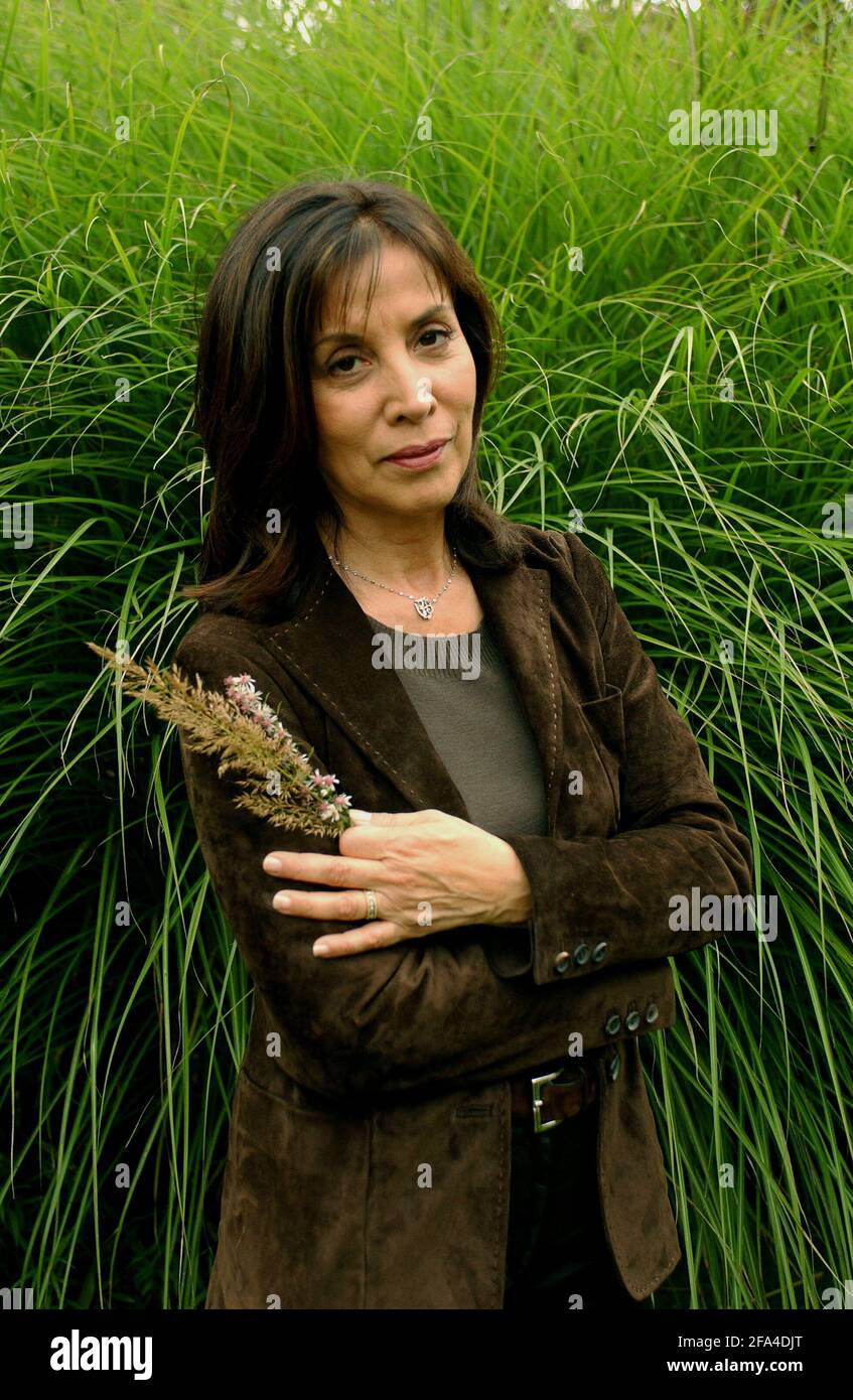 OLIVIA HARRISON AT HOME IN HENLEY.14/10/05 TOM PILSTON Stock Photo
