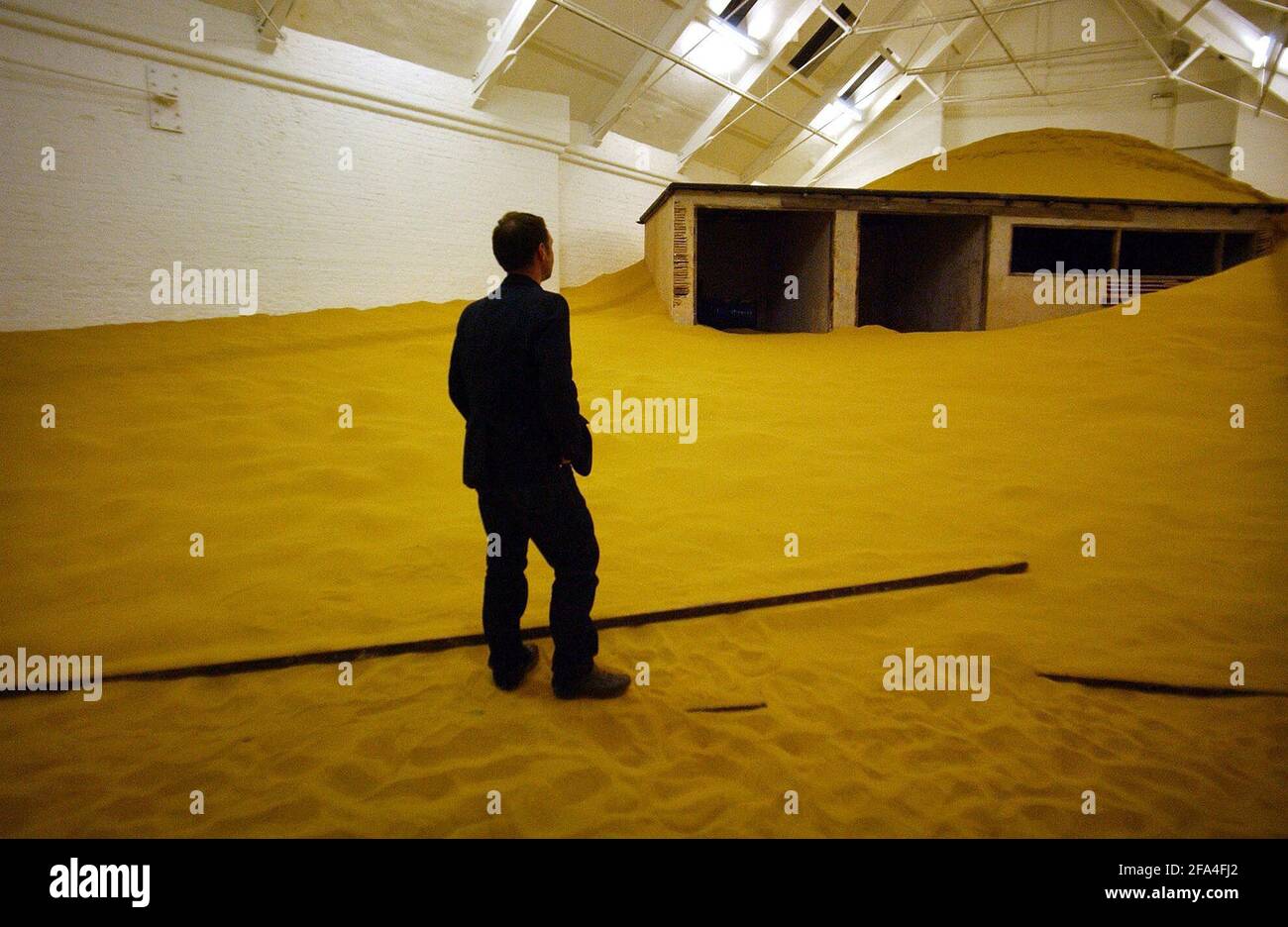 PART OF TRIPLE BLUFF CANYONA SCULPTURAL ART INSTALLATION BY MIKE NELSON, AT MODERN ART OXFORD,CONSISTING OF AMONGST OTHER THINGS TONS OF SAND ON THE UPPER FLOORS OF THE GALLERY..8 MAY-4 JULY 04.PILSTON Stock Photo