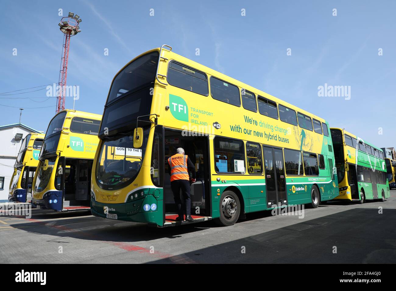 Hybrid buses hires stock photography and images Alamy