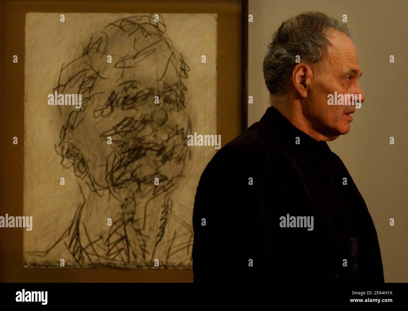 FRANK AUERBACH WITH HIS SELF PORTRAIT IN THE NPG. 14 May 2002 PILSTON Stock Photo