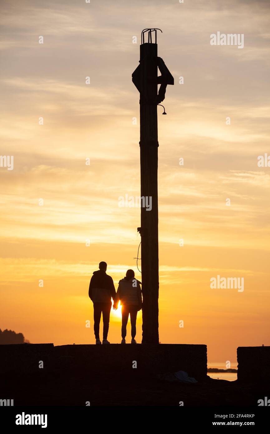 Dalgety Bay, Fife, Scotland. 23 April 2021. A young couple enjoying the sunrise at Downing Point. © Richard Newton / Alamy Live News Stock Photo