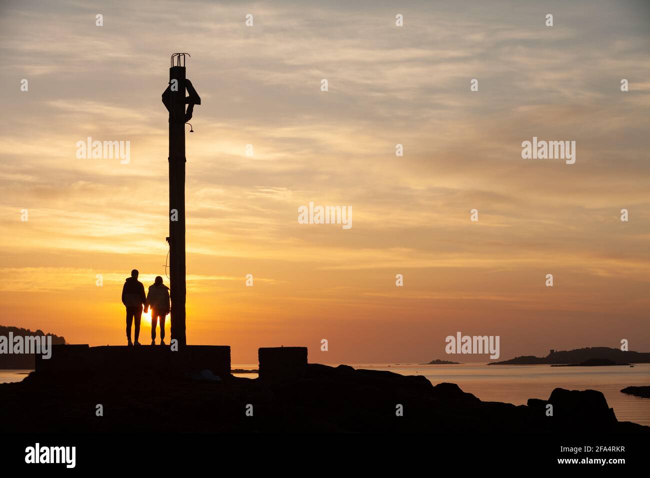 Dalgety Bay, Fife, Scotland. 23 April 2021. A young couple enjoying the sunrise at Downing Point. © Richard Newton / Alamy Live News Stock Photo