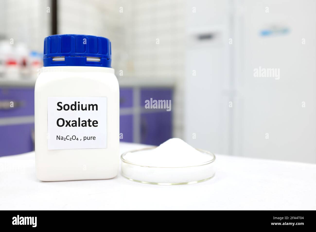 Selective focus of bottle of pure sodium oxalate toxic chemical beside a  petri dish with white solid crystal powder substance. White laboratory  Stock Photo - Alamy