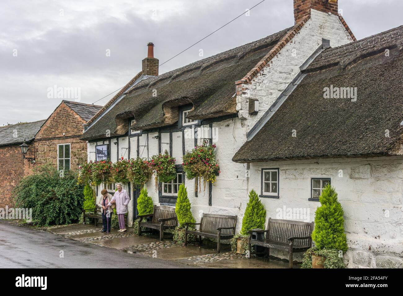 The Wheatsheaf Inn and Cowshed Restaurant, Raby, Wirral, UK; a thatched pub dating from 1611 and the oldest pub on the Wirral. Stock Photo