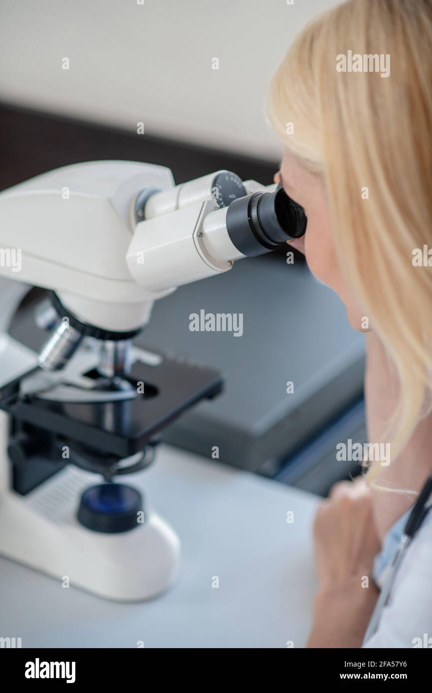 View microscope in analysis hi-res stock photography and images - Alamy