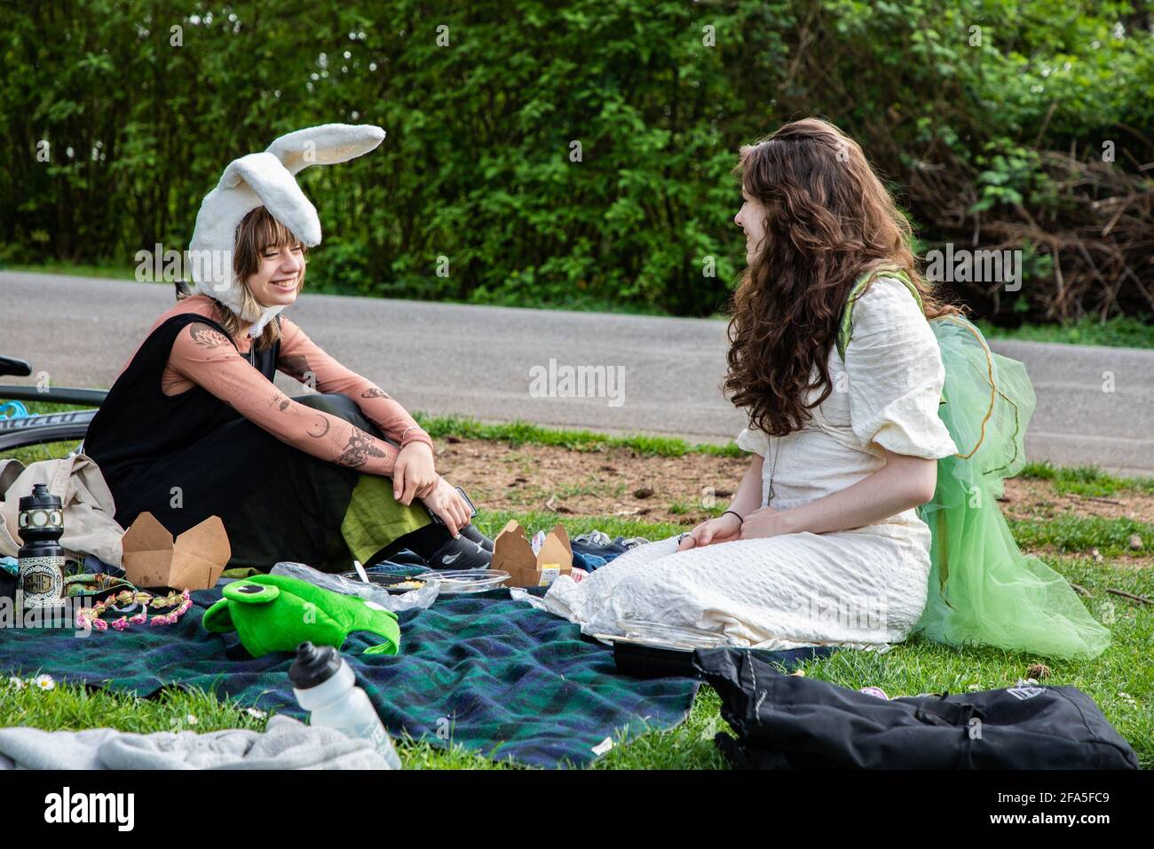 Portland, USA. 22nd Apr, 2021. People attend an Earth Day celebration organized by the Sunrise Movement, a youth-led environmental activism group, on April 22, 2021 in Mt. Tabor Park, Portland, Oregon. (Photo by Gaspard Le Dem/Sipa USA) Credit: Sipa USA/Alamy Live News Stock Photo