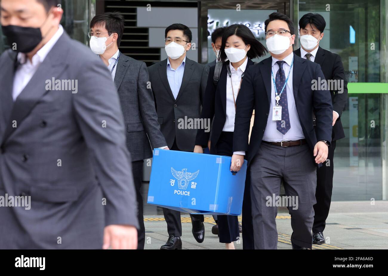 Korea. 23rd Apr, 2021. LH office raided over land speculation scandal  Police investigators carry boxes of seized materials out of an office of  the state-run Korea Land and Housing Corp. (LH) in