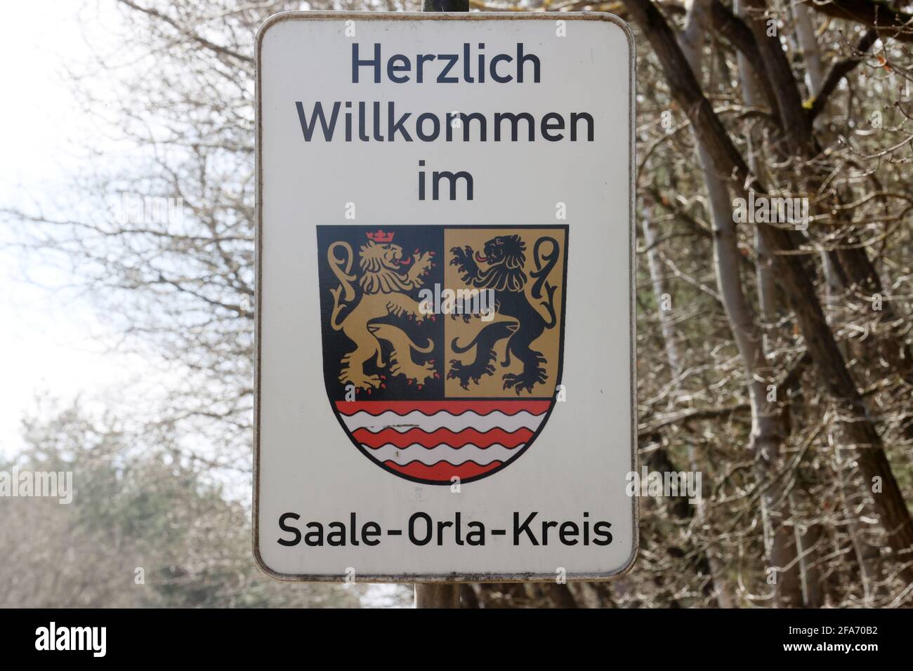 23 April 2021, Thuringia, Neustadt an der Orla: The welcome sign is located at the border of the district. The district Saale-Orla-Kreis (TH) has the highest 7-day incidence in Germany with 377.3. (as of 23.04.2021) Photo: Bodo Schackow/dpa-Zentralbild/dpa Stock Photo