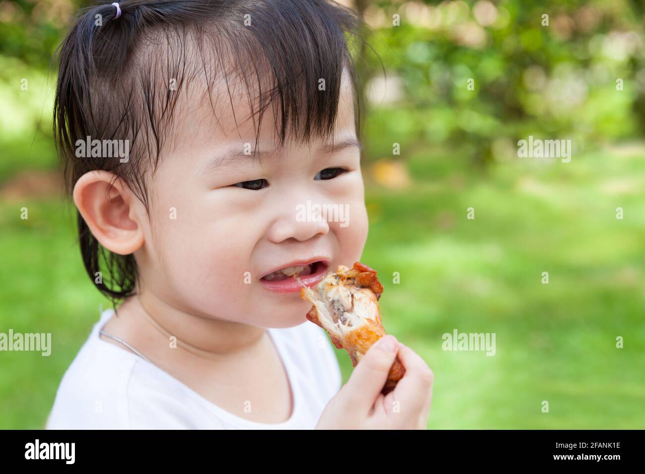Little asia. Маленькая тайская девочка. Тайская девочка дети. Фото баб Таила когда он ест. Как выглядит little food.