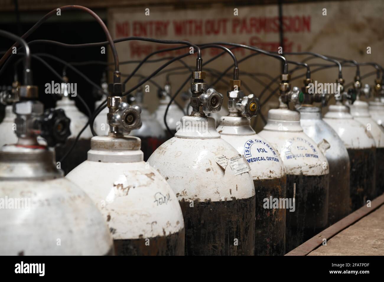 Medical gas cylinders hires stock photography and images Alamy