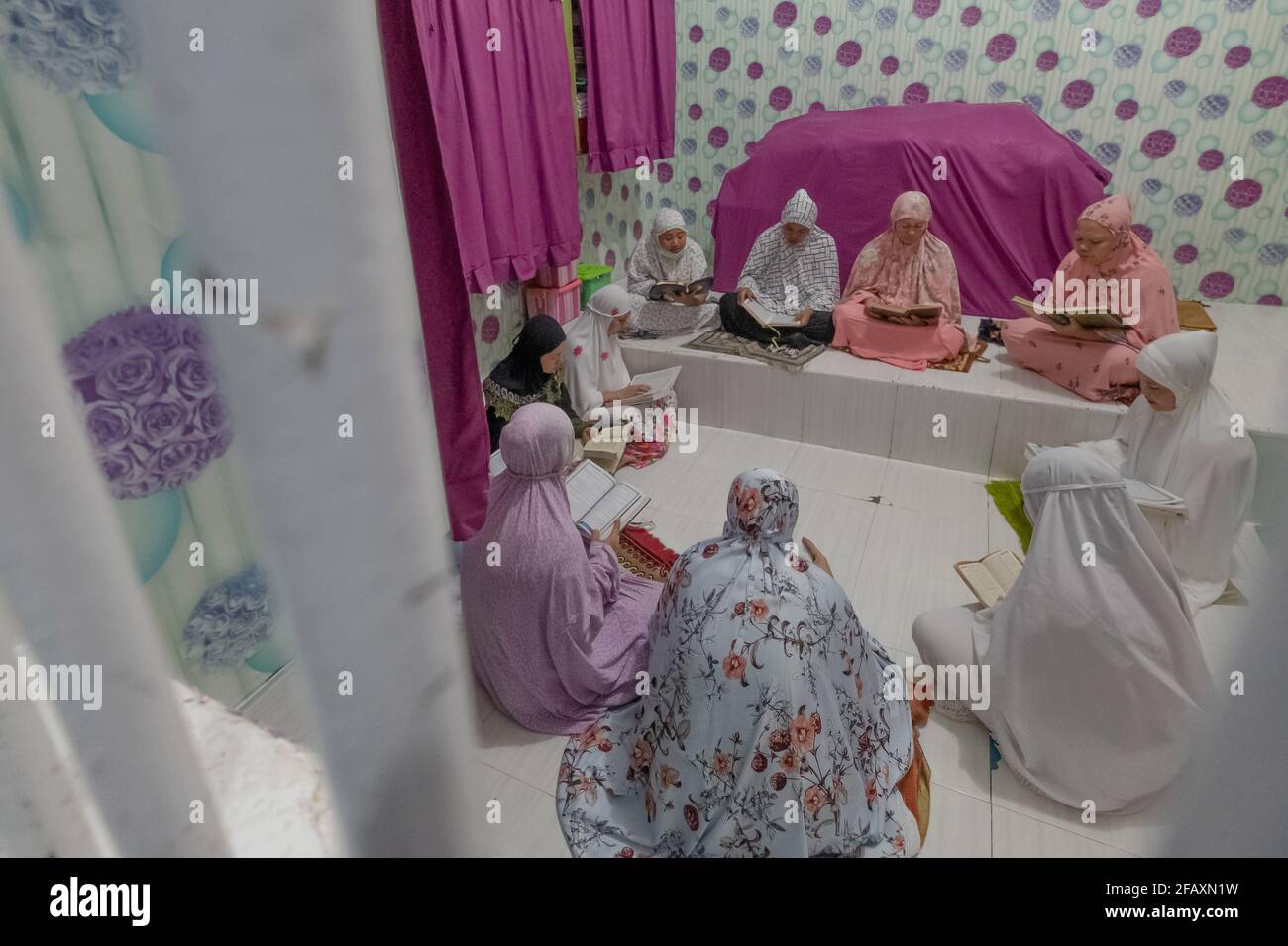 Pekanbaru, Riau Province, Indonesia. 23rd Apr, 2021. Muslim Women inmates offer prayers during Ramadan at The Women's Prison Class IIA in Pekanbaru, Riau Province, Indonesia.Ramadan, the ninth month of the Islamic calander is marked by a month of fasting, prayers and recitation of the Quran. Credit: Afrianto Silalahi/ZUMA Wire/Alamy Live News Stock Photo