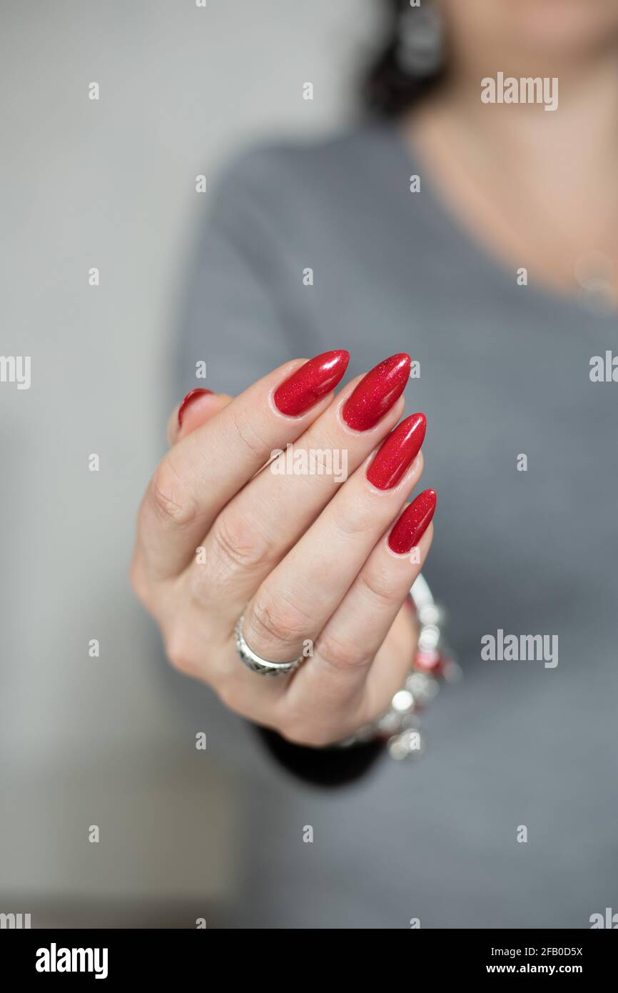 Afsnit Bugsering Forretningsmand Woman's hands with long nails and a bottle of bright red nail polish Stock  Photo - Alamy