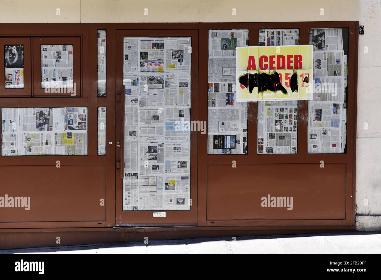 Closed store by Covid 19 crisis - Paris - France Stock Photo