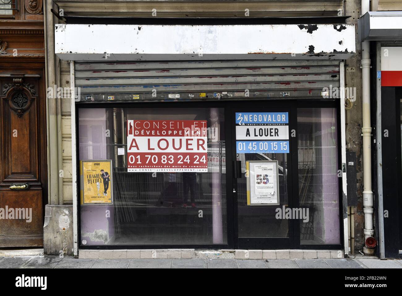 Closed store by Covis crisis - Paris - France Stock Photo