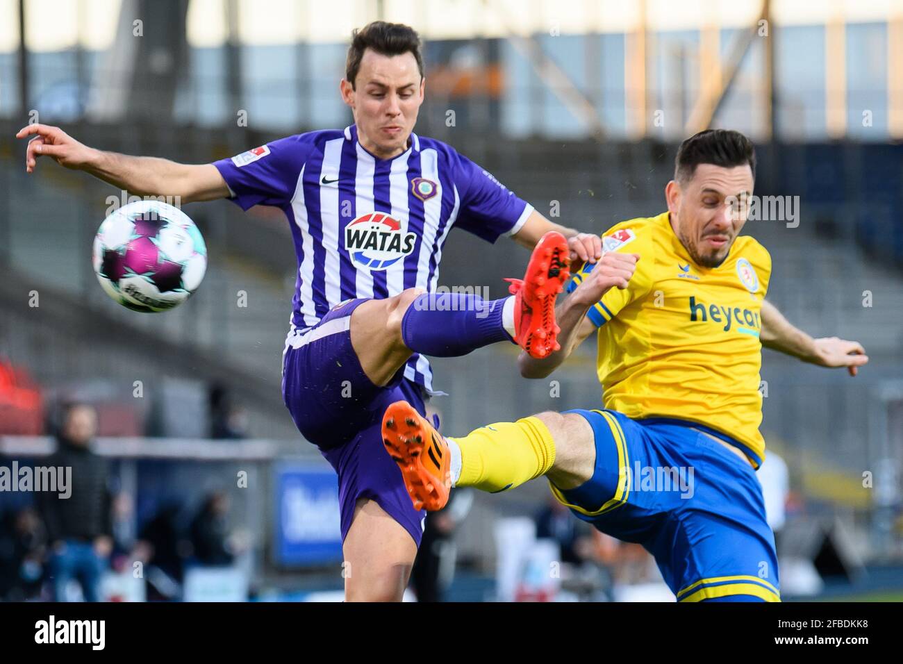 Brunswick, Germany. 23rd Apr, 2021. Football: 2. Bundesliga, Eintracht Braunschweig - Erzgebirge Aue, Matchday 31 at Eintracht-Stadion. Braunschweig's Marcel Bär (r) plays against Aue's Clemens Fandrich. Credit: Swen Pförtner/dpa - IMPORTANT NOTE: In accordance with the regulations of the DFL Deutsche Fußball Liga and/or the DFB Deutscher Fußball-Bund, it is prohibited to use or have used photographs taken in the stadium and/or of the match in the form of sequence pictures and/or video-like photo series./dpa/Alamy Live News Stock Photo
