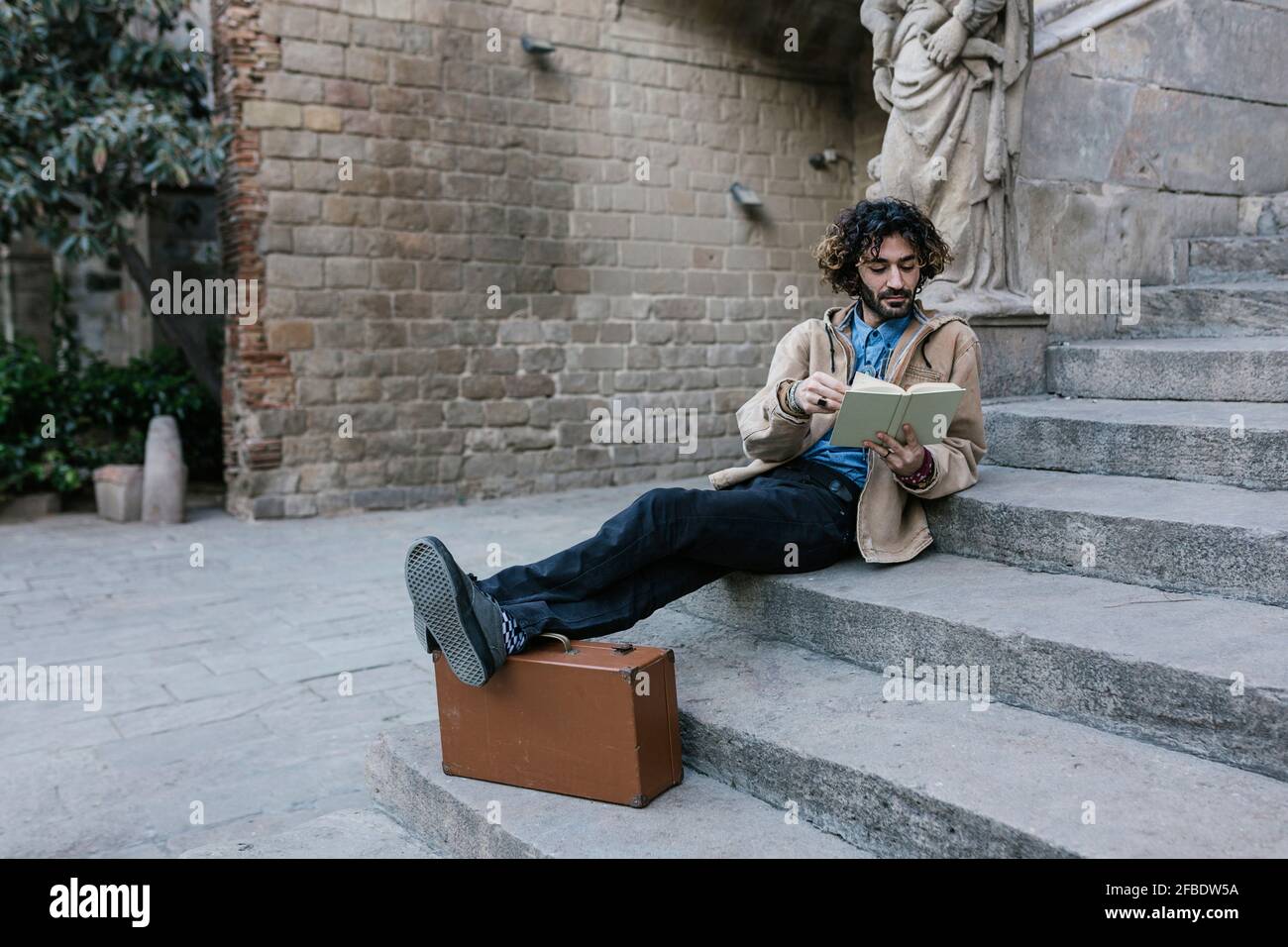 Statue reading feet hires stock photography and images Alamy