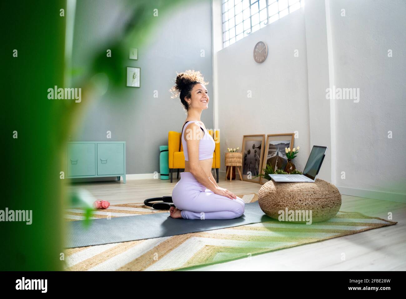 Front view young woman kneeling hi-res stock photography and images - Alamy