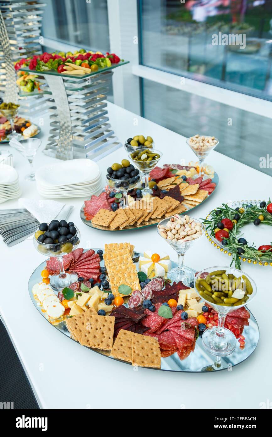 Grilled corn and baked potatoes stuffed with cheese in hotel pan on food  warmer. Self-service buffet table. Celebration, party, birthday or wedding  Stock Photo - Alamy