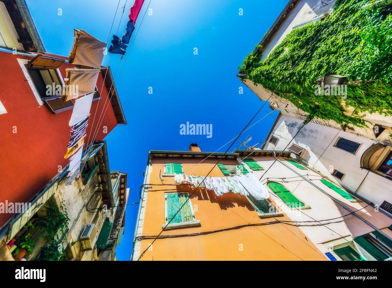 Narrow row houses hi-res stock photography and images - Alamy