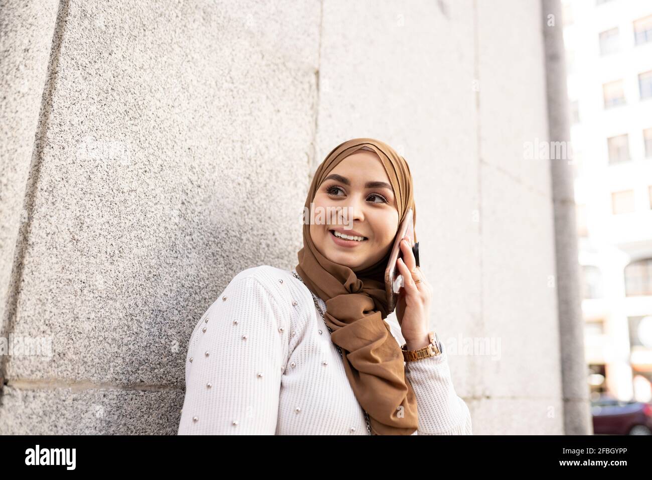Muslim woman in hijab phone hi-res stock photography and images - Alamy