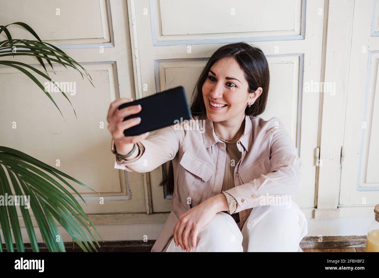 Woman taking selfie beautiful hi-res stock photography and images - Alamy