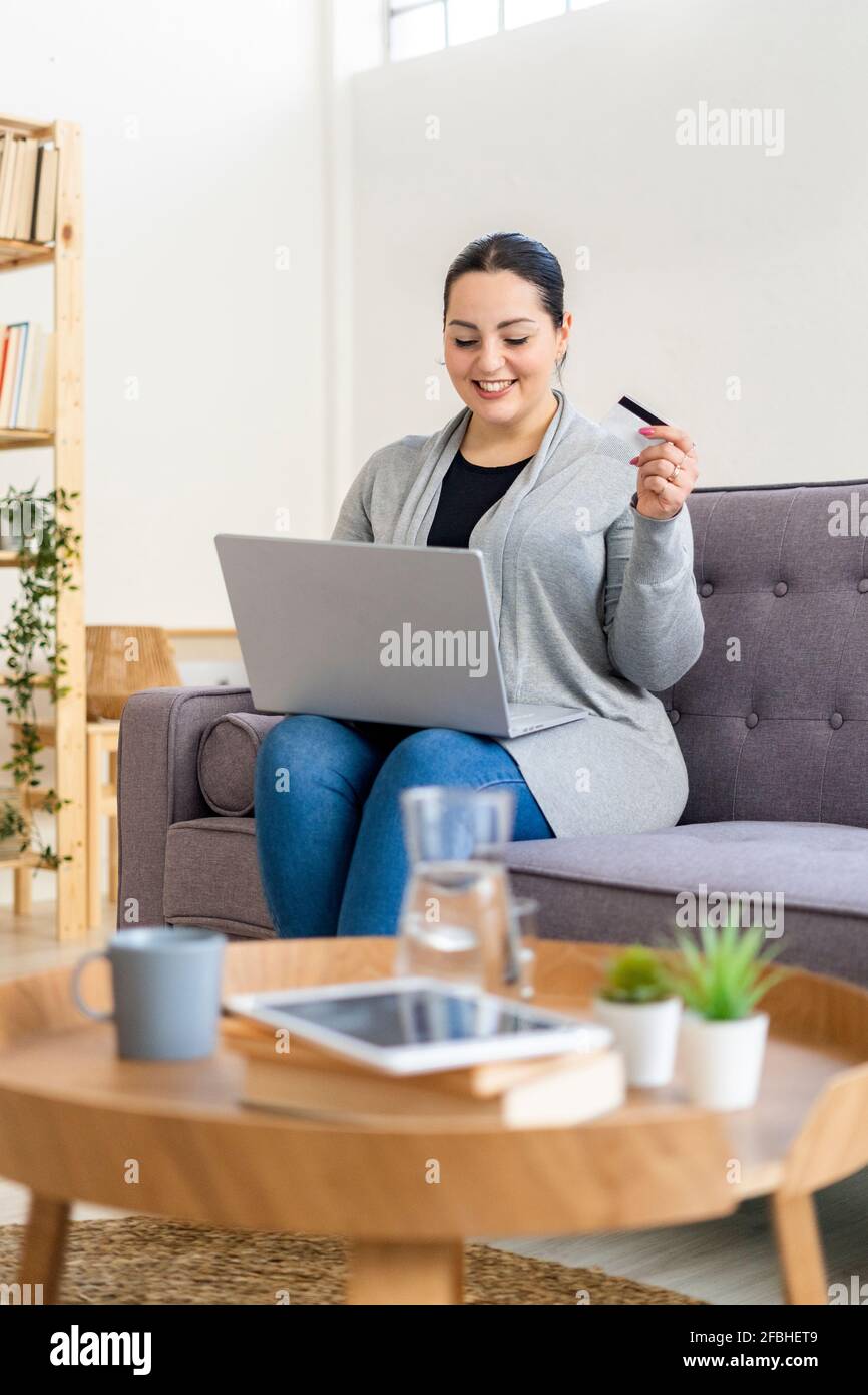 Curvy woman shopping hi res stock photography and images Alamy