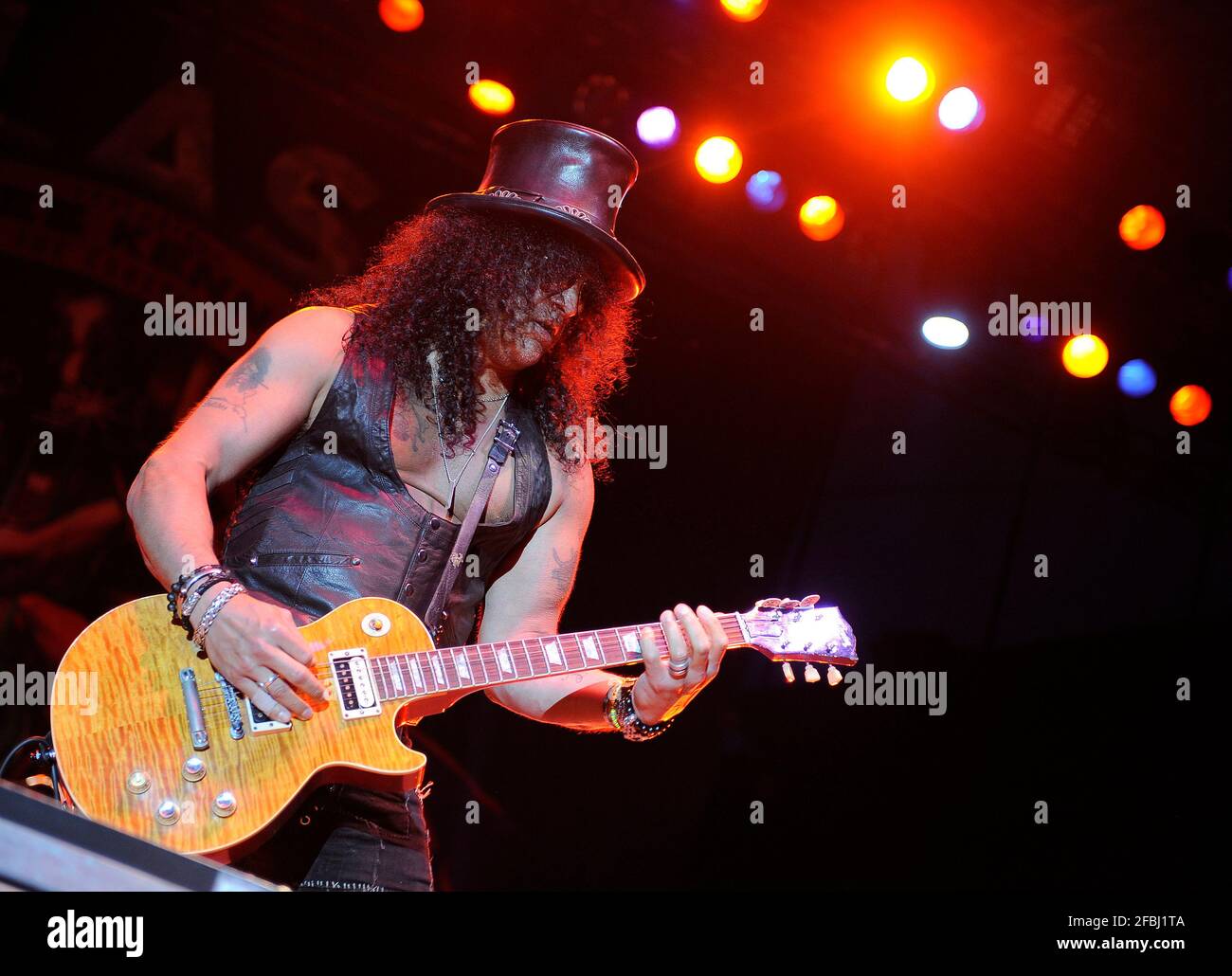 Slash guitarist hi-res stock photography and images - Alamy