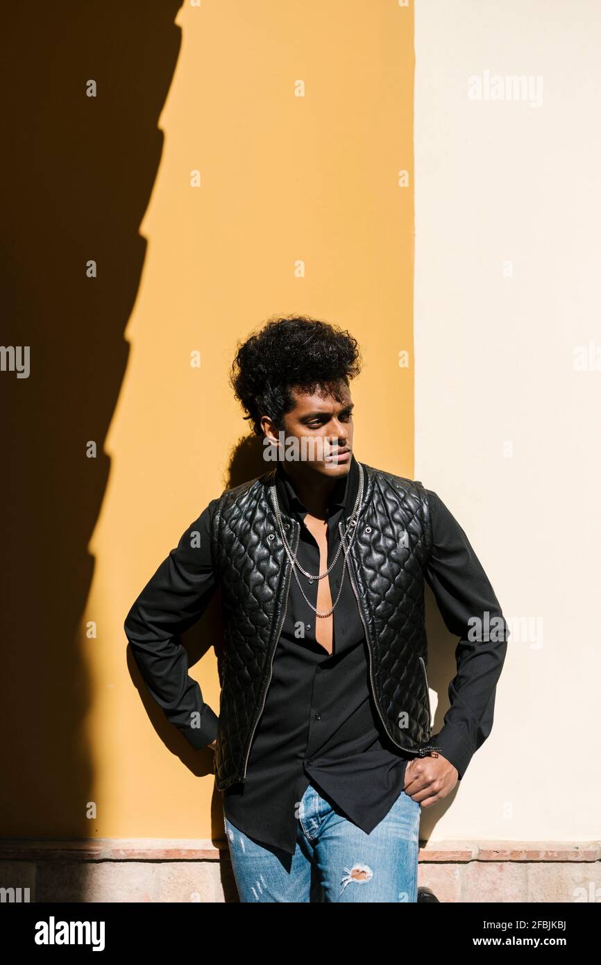 Man standing in front of wall hi-res stock photography and images - Alamy