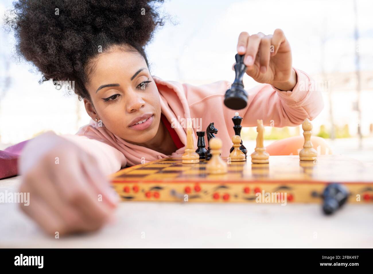 Two business women play chess hi-res stock photography and images - Alamy