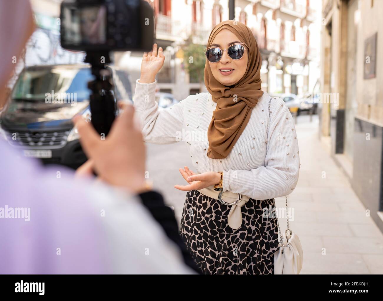 Muslim woman in hijab sunglasses hi-res stock photography and images - Alamy