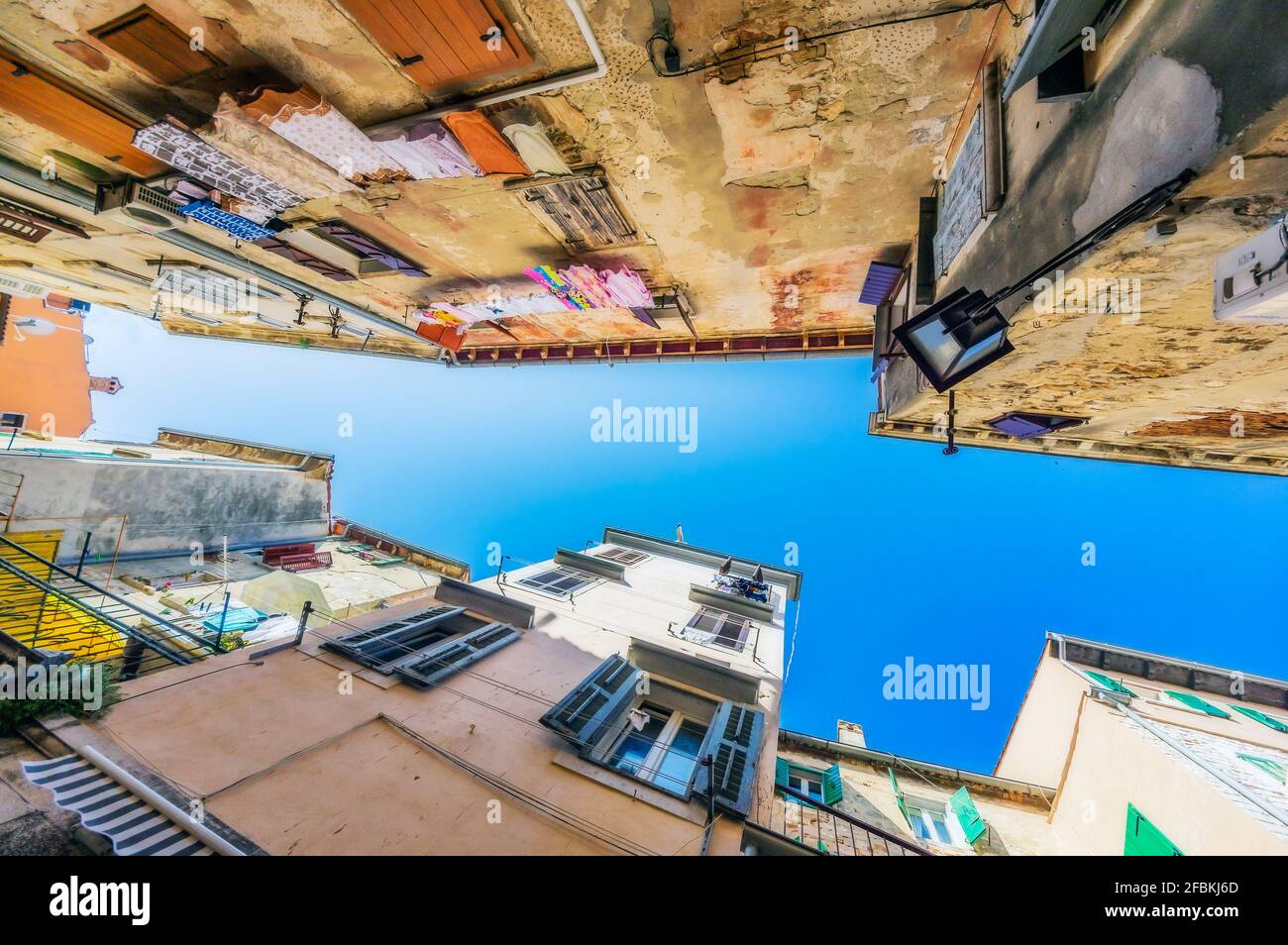 Narrow row houses hi-res stock photography and images - Alamy