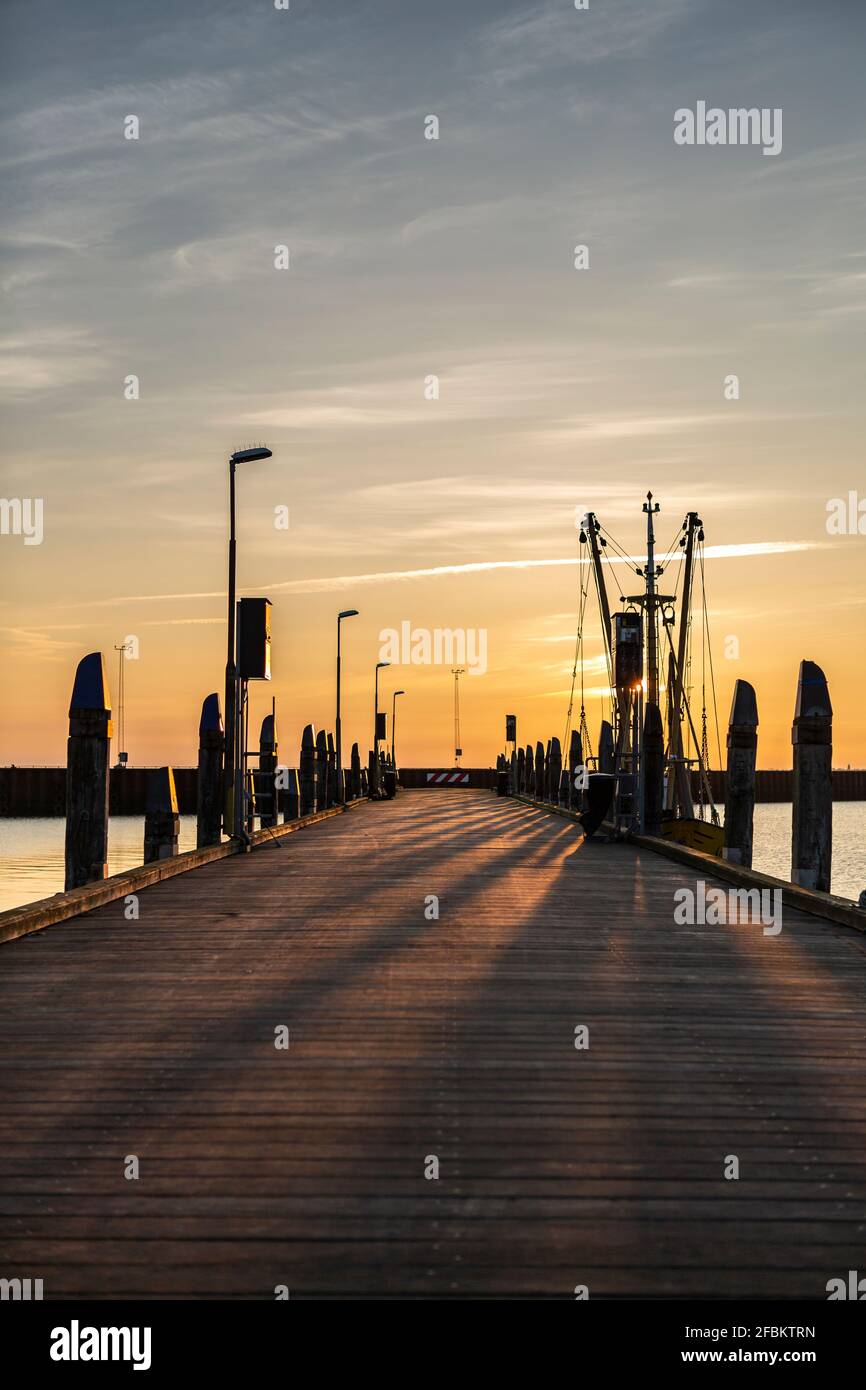 Empty pier sunset hi-res stock photography and images - Alamy