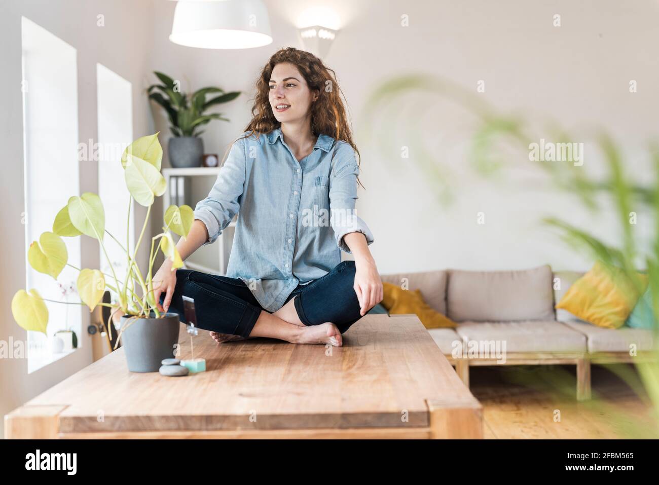 Woman crossed legs hi-res stock photography and images - Alamy