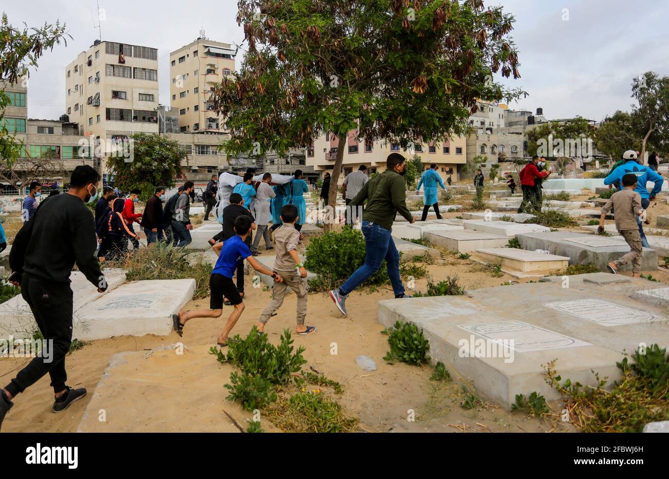 Gaza City, The Gaza Strip, Palestine. 23rd Apr, 2021. Palestinians carry the body of a man who died after being infected with the Coronavirus (Covid-19), in the Fallujah cemetery in the northern Gaza Strip. Credit: Mahmoud Issa/Quds Net News/ZUMA Wire/Alamy Live News Stock Photo